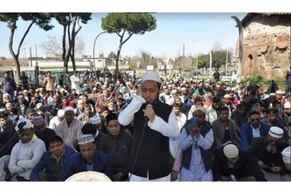 ইতালিতে খোলা মাঠে আজান দিয়ে ক্রাইস্টচার্চ হামলার প্রতিবাদ  

