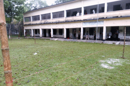 বরিশালের ভোট কেন্দ্রগুলো ফাঁকা, অলস সময় কাটাচ্ছেন সংশ্লিস্টরা