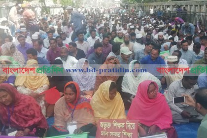 জাতীয় প্রেসক্লাবের সামনে নন-এমপিও শিক্ষক-কর্মচারীদের অবস্থান অব্যাহত