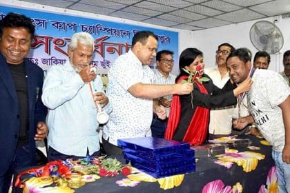 বসুন্ধরা কিংস কাপ ফুটবল টুর্নামেন্টের চ্যাম্পিয়ন দলকে দিনাজপুরে সংবর্ধনা