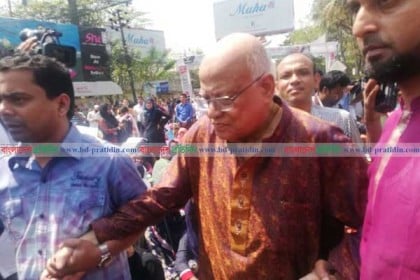 সাবেক অর্থমন্ত্রীর গাড়ি আটকে দিল শিক্ষার্থীরা