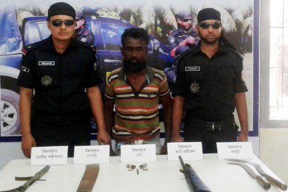 বগুড়ায় অস্ত্র-গুলিসহ ডাকাত গ্রেফতার

