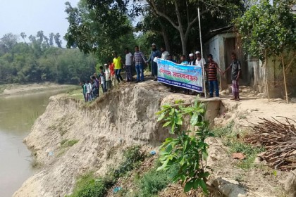 ধলাই নদী থেকে বালু উত্তোলন বন্ধের দাবিতে মানববন্ধন

