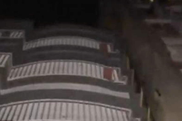 রাজধানীতে হেলে পড়েছে ছয়তলা ভবন 