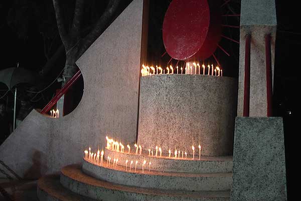 কালরাতে নেত্রকোনায় বদ্ধভূমিতে মোমবাতি প্রজ্জ্বলন