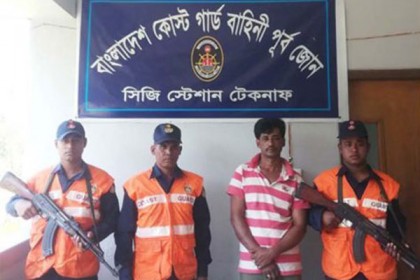 টেকনাফে বিপুল পরিমাণ ইয়াবাসহ পাচারকারী আটক