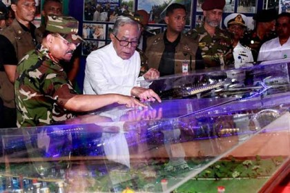 সমরাস্ত্র প্রদর্শনী পরিদর্শন রাষ্ট্রপতির 