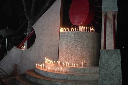 কালরাতে নেত্রকোনায় বদ্ধভূমিতে মোমবাতি প্রজ্জ্বলন
