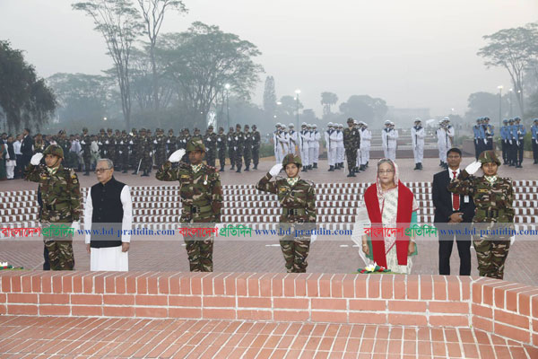 জাতীয় স্মৃতিসৌধে রাষ্ট্রপতি-প্রধানমন্ত্রীর শ্রদ্ধা

