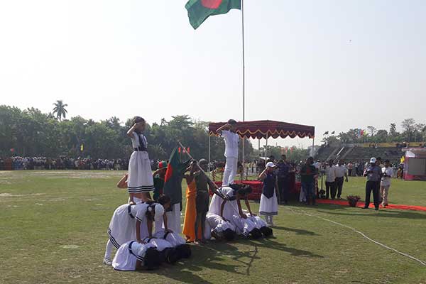 লক্ষ্মীপুরে অসাম্প্রদায়িকতার প্রতীকী প্রদর্শন, শহীদদের ফুলেল শ্রদ্ধা