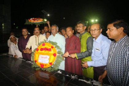 রাজশাহীতে ফুল দিয়ে শ্রদ্ধা 

