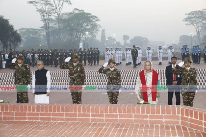 জাতীয় স্মৃতিসৌধে রাষ্ট্রপতি-প্রধানমন্ত্রীর শ্রদ্ধা

