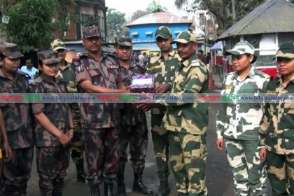 হিলি সীমান্তে বিএসএফকে মিষ্টি দিয়ে বিজিবির শুভেচ্ছা