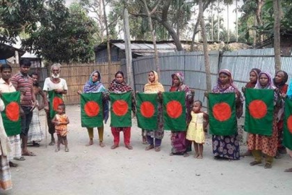 ঠাকুরগাঁওয়ে স্বাধীনতা দিবসে ঘরে ঘরে জাতীয় পতাকা বিতরণ