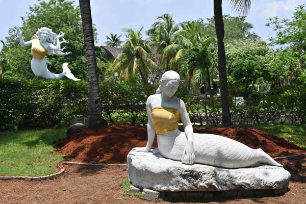 'মূল্যবোধ ' রক্ষার কথা বলে ঢেকে দেওয়া হল ভাস্কর্যের একাংশ