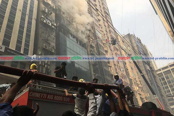 ধোঁয়ায় অনেকে অসুস্থ, ঘটনাস্থলে অ্যাম্বুলেন্স 