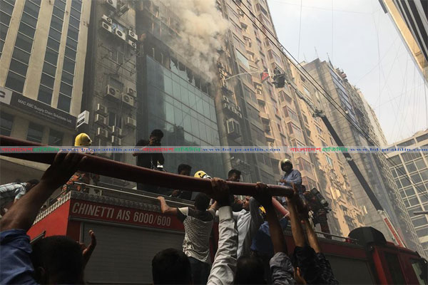 আগুন নেভাতে অংশ নিয়েছেন সাধারণ মানুষও