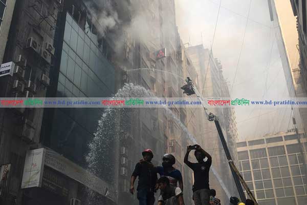 পুরোপুরি নিয়ন্ত্রণে আসেনি আগুন, চেষ্টায় ফায়ার সার্ভিসের ২০ ইউনিট