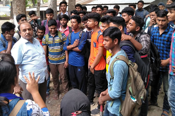 রাজবাড়ীতে পরীক্ষার ফি কমানোর দাবিতে বিক্ষোভ

