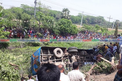 মাদারীপুরে মাহফিলের বাস খাদে, প্রাণ গেল ৭ জনের