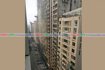 বনানীর একটি বহুতল ভবনে আগুন

