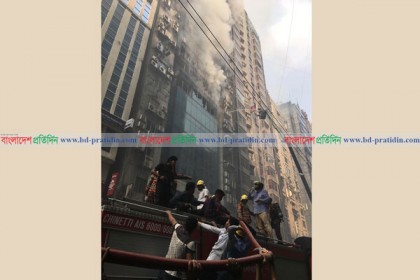 বনানীর এফ আর টাওয়ারে আগুন, ভেতরে বহু মানুষ আটকা