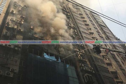 এফ আর টাওয়ারে ভয়াবহ আগুন, চারদিক ধোঁয়ায় আচ্ছন্ন