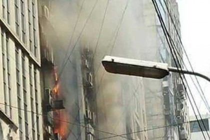 পাশের ভবনেও আগুন ছড়িয়ে পড়ার শঙ্কা 