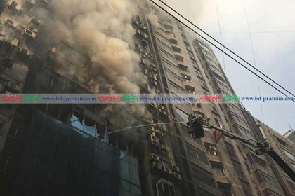 আগুনের উত্তাপে ফেটে যাচ্ছে ভবনের কাঁচ