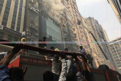 আগুন নেভাতে অংশ নিয়েছেন সাধারণ মানুষও