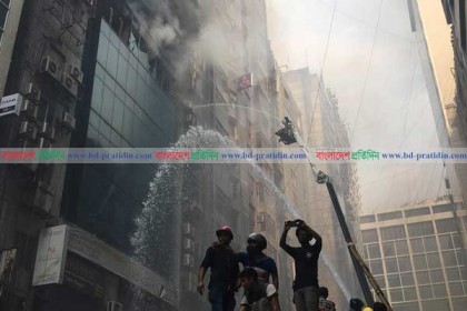 পুরোপুরি নিয়ন্ত্রণে আসেনি আগুন, চেষ্টায় ফায়ার সার্ভিসের ২০ ইউনিট