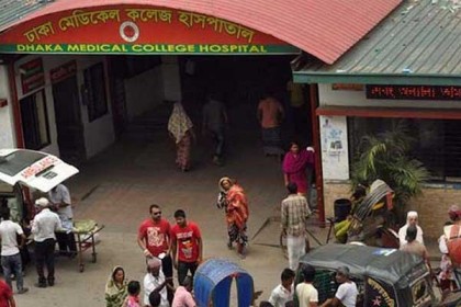 ঢাকা মেডিকেলে উদ্বিগ্ন স্বজনদের ভিড়