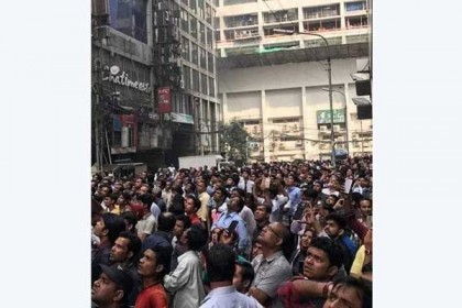 উদ্ধার অভিযানের প্রতিবন্ধকতা উৎসুক জনতা