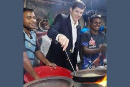 রাজশাহীতে নিজ হাতে কালাইয়ের রুটি বানিয়ে খেলেন মার্কিন রাষ্ট্রদূত