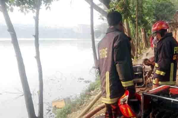 আগুন নেভাতে গুলশান লেকে পাম্প বসিয়ে পানি নেয়া হচ্ছে