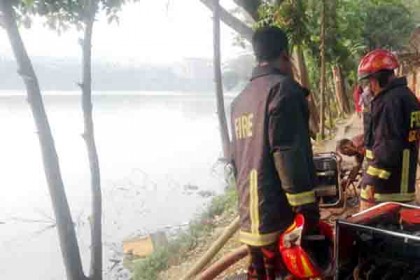 আগুন নেভাতে গুলশান লেকে পাম্প বসিয়ে পানি নেয়া হচ্ছে