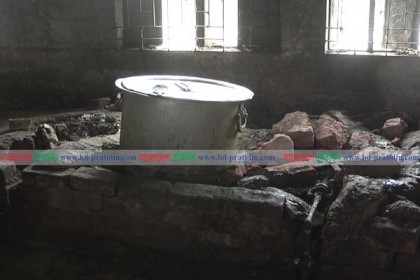 সমস্যায় জর্জরিত নেত্রকোনার কলেজ হোস্টেল, অগ্নিকাণ্ডসহ ভবনধসের ঝুঁকিতে ছাত্রীরা