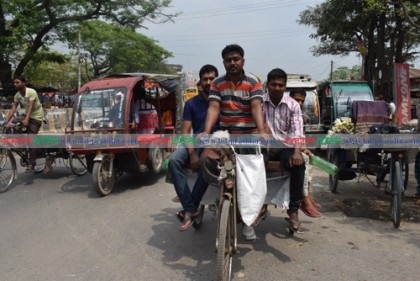 ভ্যান চালিয়েই সেরা কলেজে পড়ে শাহীন