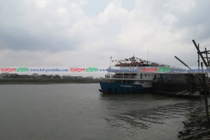 বাংলাদেশের শেষ সীমান্ত আংটিহারায় এমভি মধুমতি