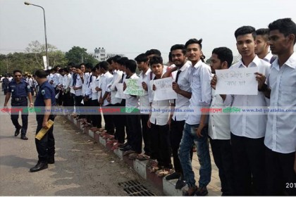 চাঁপাইনবাবগঞ্জে ৫ দফা দাবিতে সড়কে পলিটেকনিক শিক্ষার্থীরা