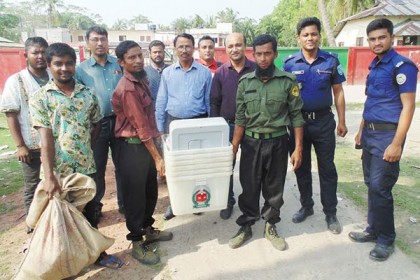 গলাচিপায় ৭৮ কেন্দ্রে নির্বাচনী সরঞ্জাম সরবরাহ