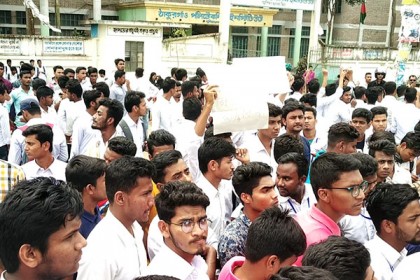 ক্লাসের দাবিতে ঠাকুরগাঁও পলিটেকনিকের শিক্ষার্থীদের আন্দোলন