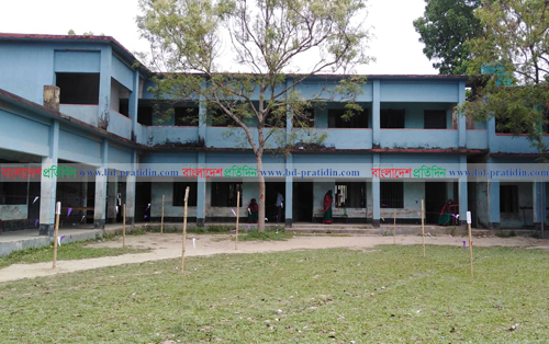 খুলনায় অলস সময় কাটাচ্ছেন ভোটগ্রহণ কর্মকর্তারা