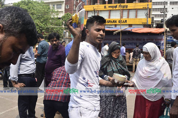 সস্তায় বিক্রি হচ্ছে গুলশান কাঁচাবাজারের আগুনে আংশিক ক্ষতিগ্রস্ত মালামাল