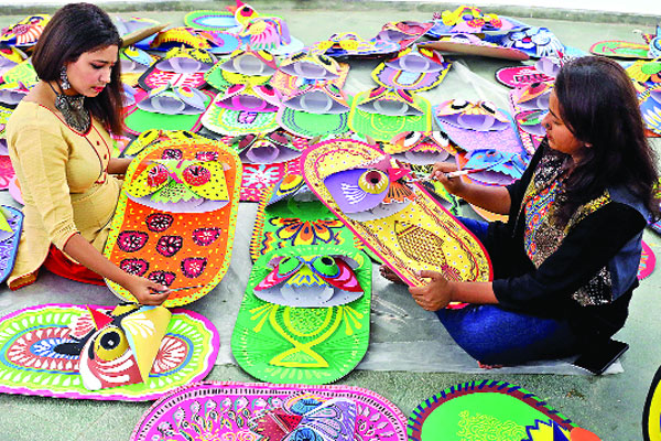 চারুকলায় মঙ্গল শোভাযাত্রার প্রস্তুতি