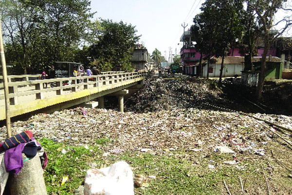 বর্জ্যরে স্তূপে পূর্ণ যমুনেশ্বরী