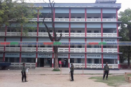 যশোরে ভোটকেন্দ্রগুলো ফাঁকা