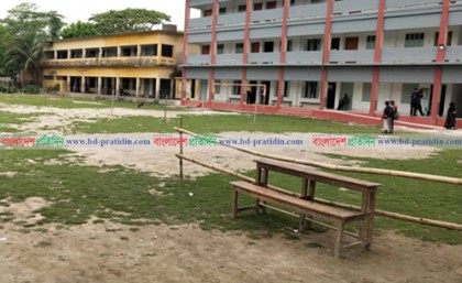 

ভোটারের অপেক্ষায় খুলনার কেন্দ্রগুলো, বেশির ভাগই ফাঁকা