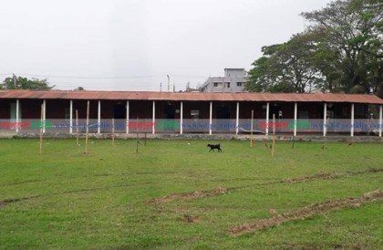 ভোটারের অপেক্ষায় হালুয়াঘাট কেন্দ্র