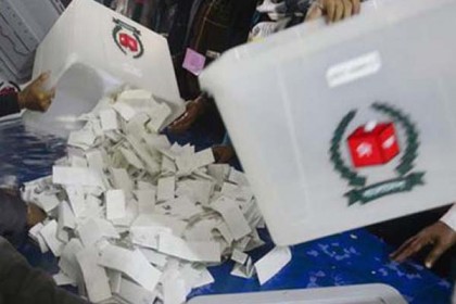 ভোটগ্রহণ শেষে চলছে গণনা